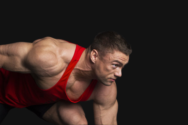 强壮的健美男子准备开始图片下载