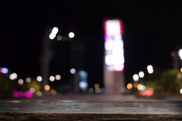 桌面自由空间和模糊的夜市与街道散景灯。用于产品展示蒙太奇。业务演示。图片下载