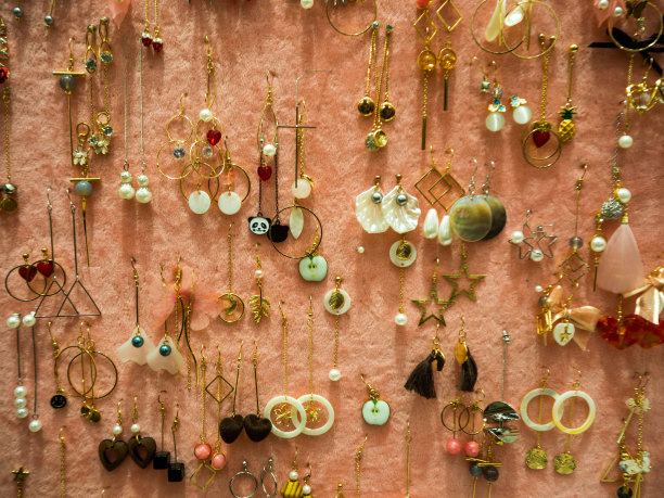 夜市外有许多色彩缤纷的耳环出售。素材图片