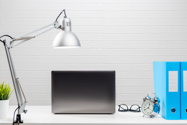 打开笔记本电脑在一个白色的桌面办公室没有人图片下载