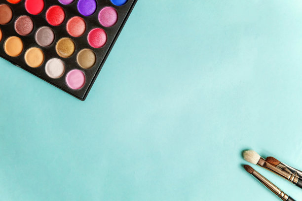 化妆调色板和画笔图片下载