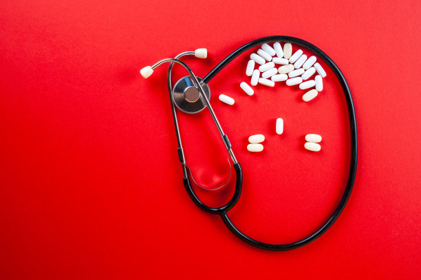 药丸，药片和听诊器的白色背景图片下载