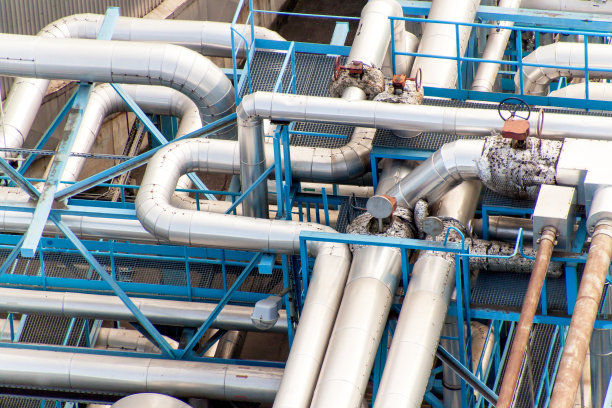 工业的概念。液化气容器。气体储存在港口。炼油厂的管道。图片下载