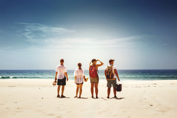 朋友旅游海滩海边的概念图片下载