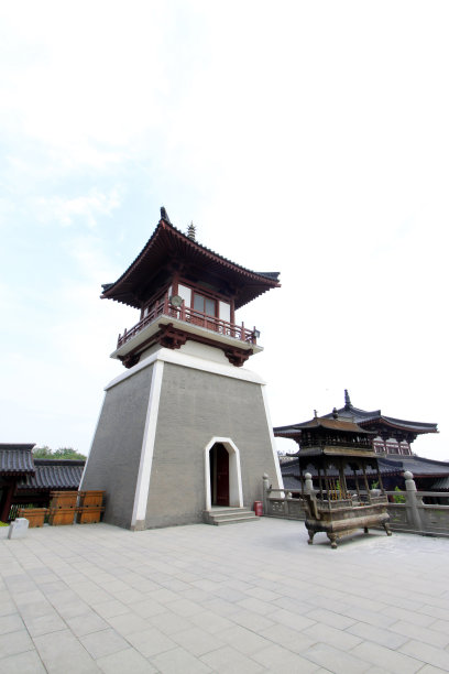 2014年5月10日，中国河北省唐山市兴国寺的钟鼓楼素材图片