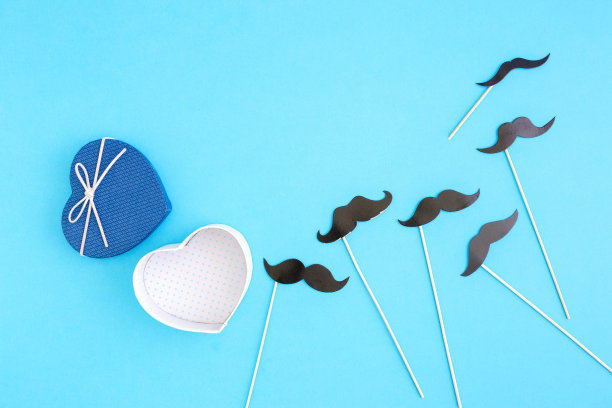 打开带纸胡子的礼盒，俯视图。父亲节的概念图片下载