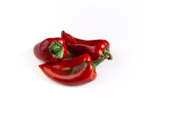鲜甜的红辣椒，孤立在白色背景上图片下载
