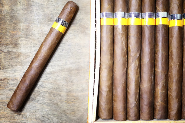 木桌上放着一大盒古巴雪茄图片下载