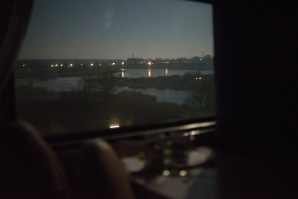 透过火车的窗户图片下载