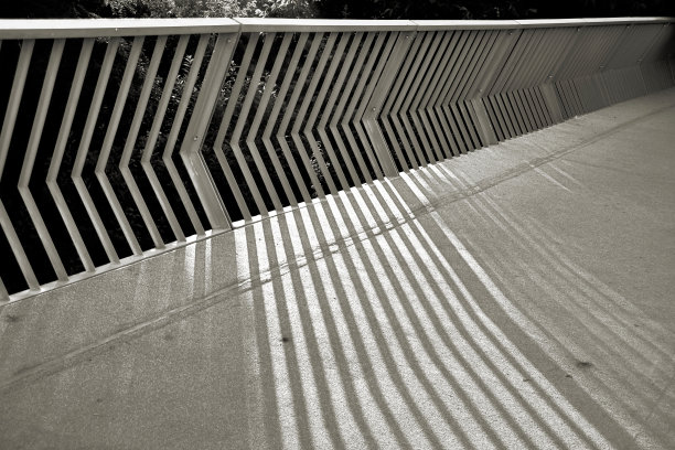 桥栏杆的影子图片下载