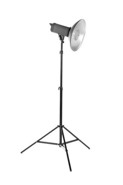 专业工作室闪光灯隔离在白色背景上。三脚架上的工作室照明。照相器材。图片下载