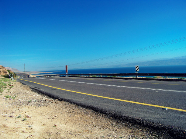 死海岸边的90号公路图片下载