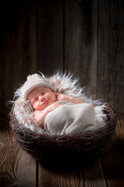 可爱的新生婴儿睡在毯子上图片下载