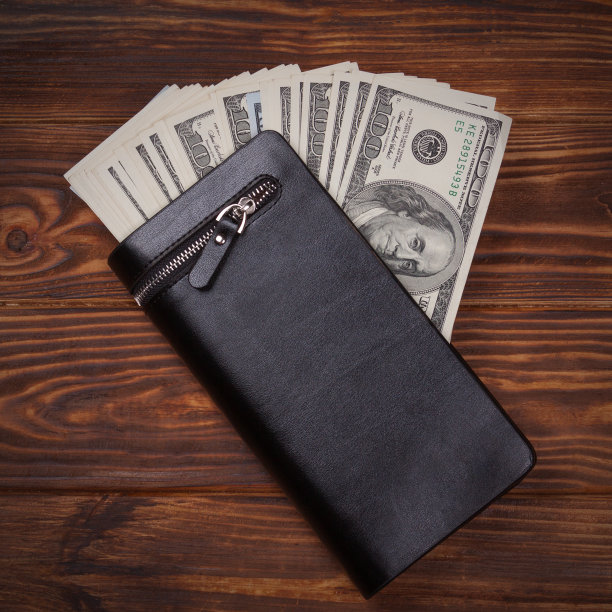 100美元钞票在黑色皮革钱包图片下载