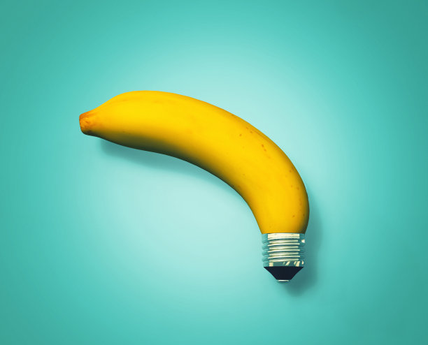 充满活力的水果-香蕉与灯泡插座，而不是尾巴图片下载