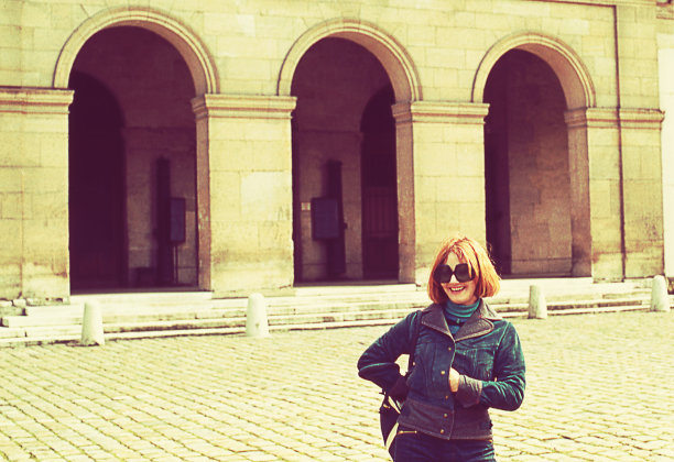 在巴黎微笑的复古女子图片下载