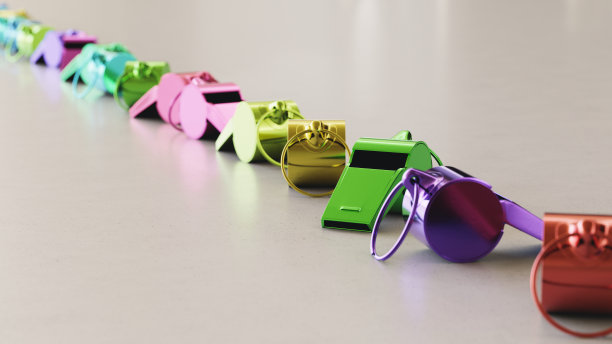 在一个中立的表面上长而独立的色彩鲜艳的哨声图片下载