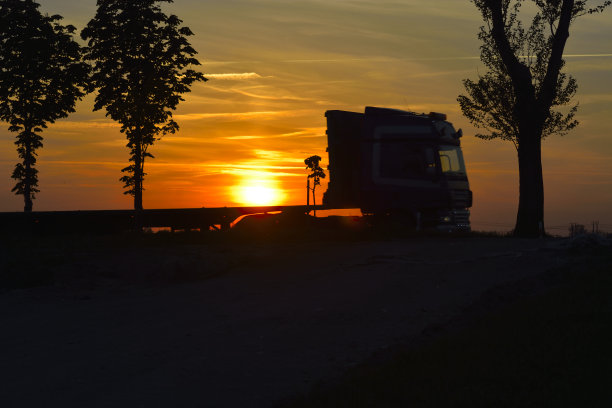 日落和交通图片下载