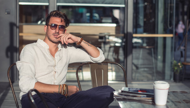 咖啡厅里的晴天图片下载