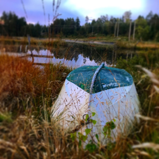 留在岸上的船图片下载