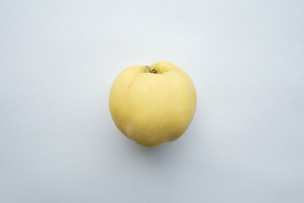 白色的桌子上放着一颗木瓜。图片下载