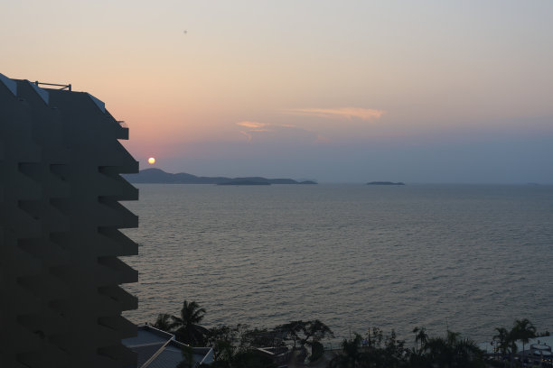 日落景象与海的剪影建筑，右拷贝空间图片下载