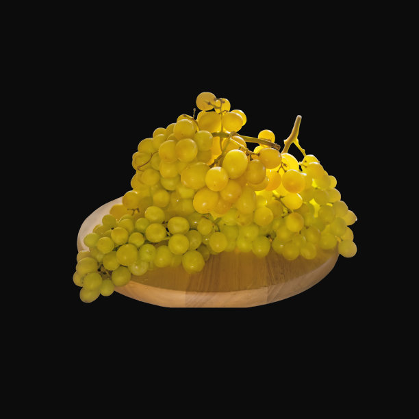 一大串漂亮的白葡萄躺在一块圆木板上。孤立在黑色背景上图片下载