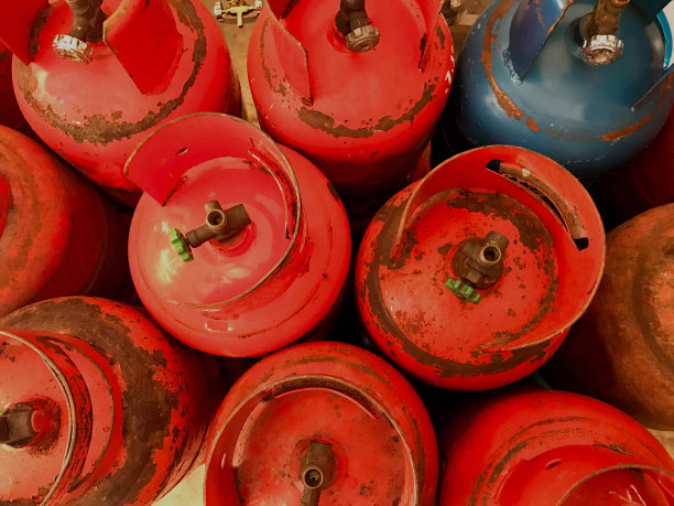 锈橙色和蓝色的液化石油气罐图片下载