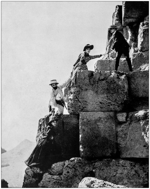 世界著名景点古董照片：攀登埃及大金字塔图片下载