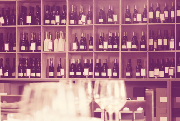 在店里用酒瓶展示图片下载
