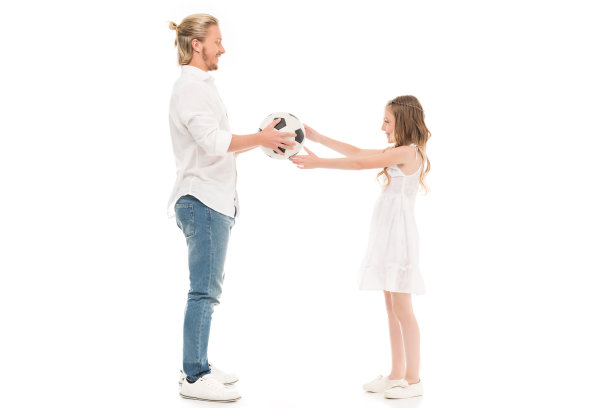 爸爸和女儿在踢足球图片下载