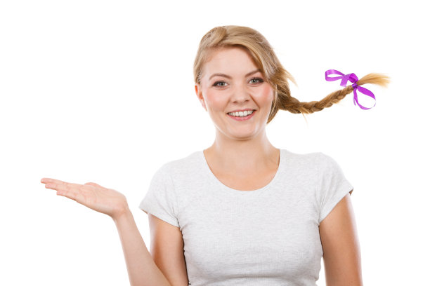 快乐的少女在发辫呈手图片下载