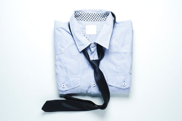 白色背景的男士衬衫和领带图片下载