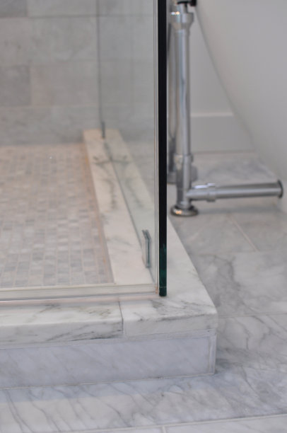 带玻璃门的浴室淋浴图片下载