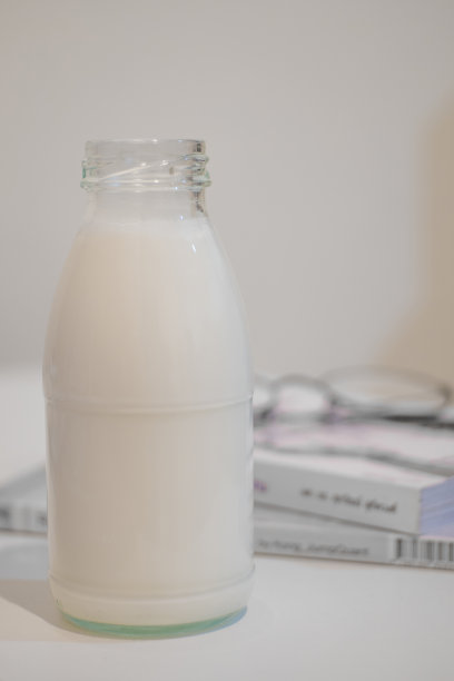 牛奶瓶和书的背景模糊图片下载