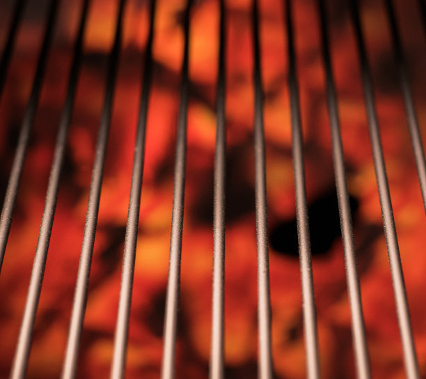 空干净燃烧烧烤烧烤孤立在黑色背景图片下载