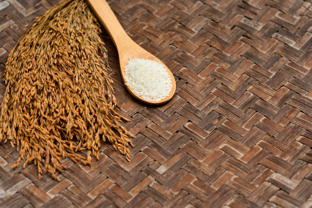 香米、木碗米、印度香米、以木地板为背景的大米。图片下载