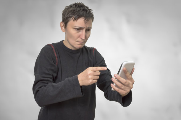 愤怒的女人对着手机大喊大叫。图片下载