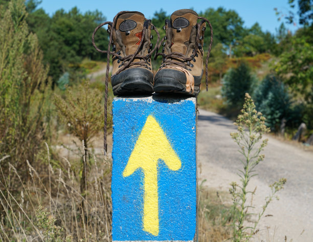 在欧洲西班牙圣詹姆斯路上的路标上的破鞋子图片下载