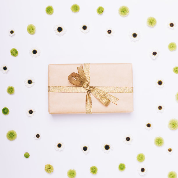 有礼物和金丝带的纸盒图片下载