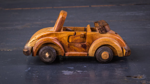 天然木制搞笑玩具，小车。图片下载