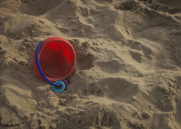 儿童保健的概念。沙池里的玩具。图片下载