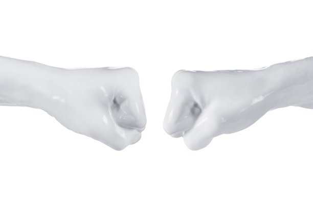 两手握拳的商人相互竞争，孤立上白。图片下载