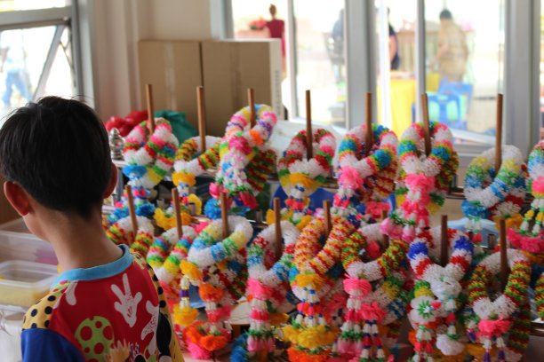 用七彩的花朵表达敬意图片下载