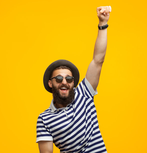 在橙色背景上摆姿势的时尚人士素材图片