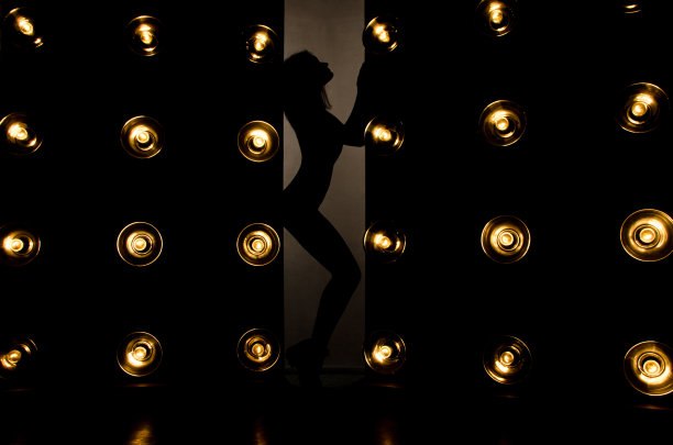 在女孩的灯光下摆出美丽的剪影图片下载