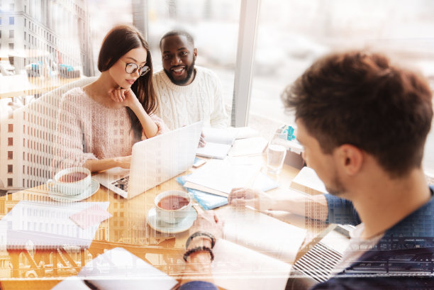 聪明的学生在轻松的氛围中工作图片下载