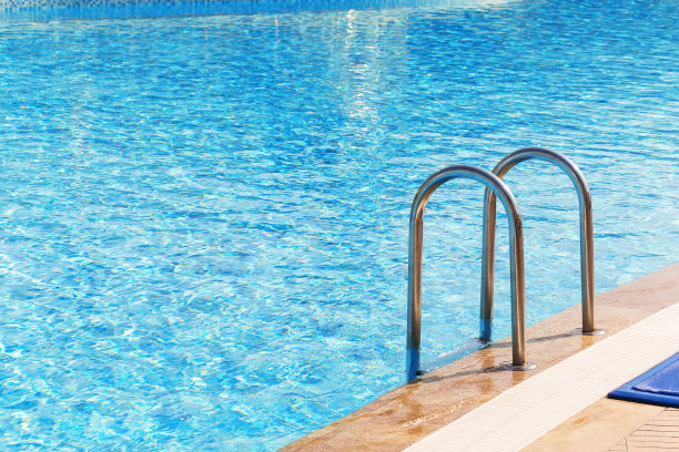 酒店设有带楼梯的蓝色游泳池图片下载