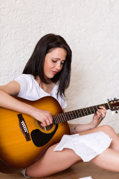 弹木吉他的女人图片下载