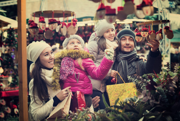 快乐的四口之家购买了Caga Tio图片下载